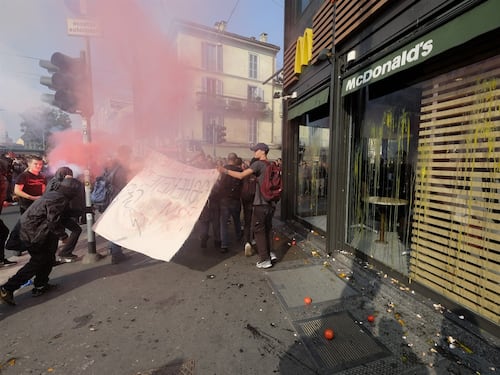Lanci di uova e fumogeni: studenti in corteo in 70 città
