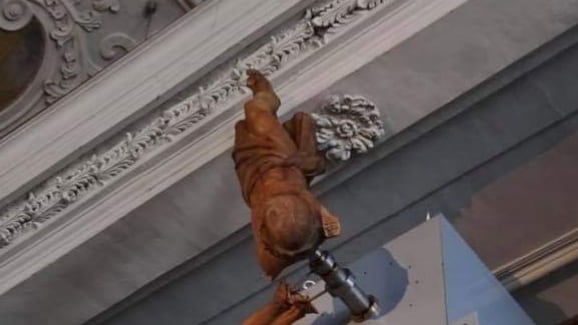 Chiesa, un vescovo fa appendere un crocifisso a testa in giù