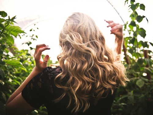 Capelli mossi effetto onde del mare, a chi stanno bene e come farli