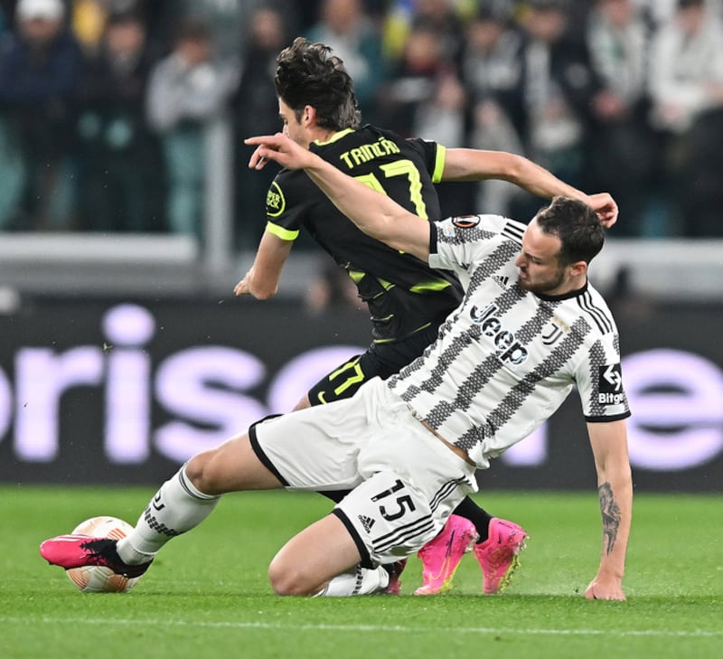 Gatti contende un pallone 