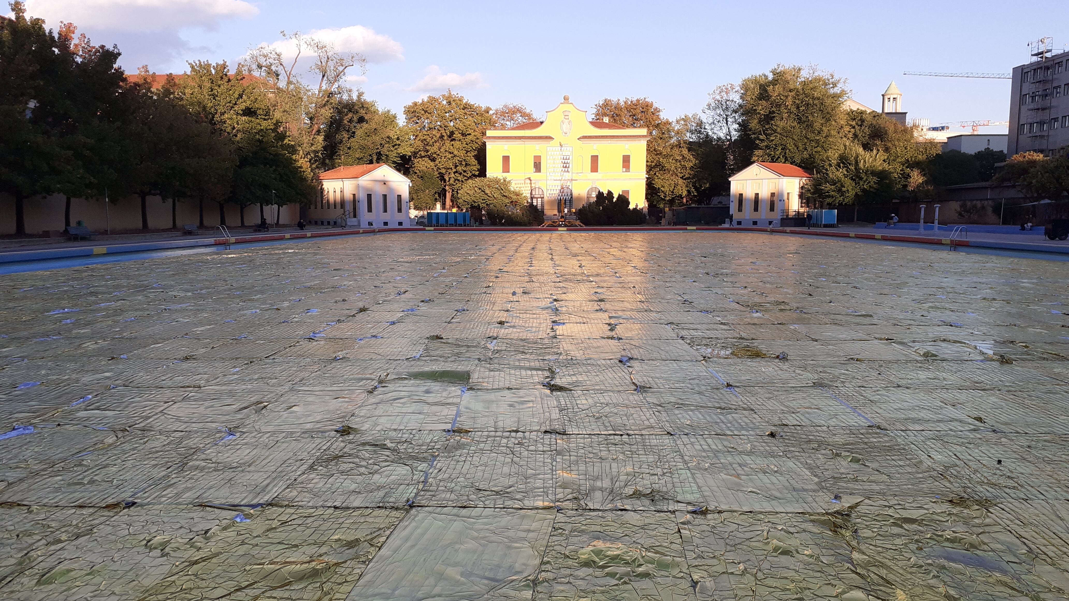 Al Centro Balneare Romano Nari Ward illumina d’oro l’oscurità con “Gilded Darkness”