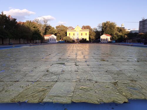 Al Centro Balneare Romano Nari Ward illumina d’oro l’oscurità con “Gilded Darkness”