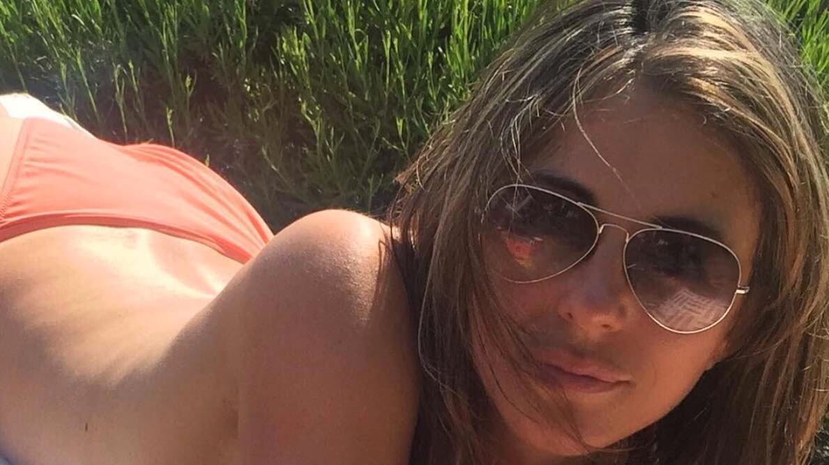 Elizabeth Hurley prende il sole in topless