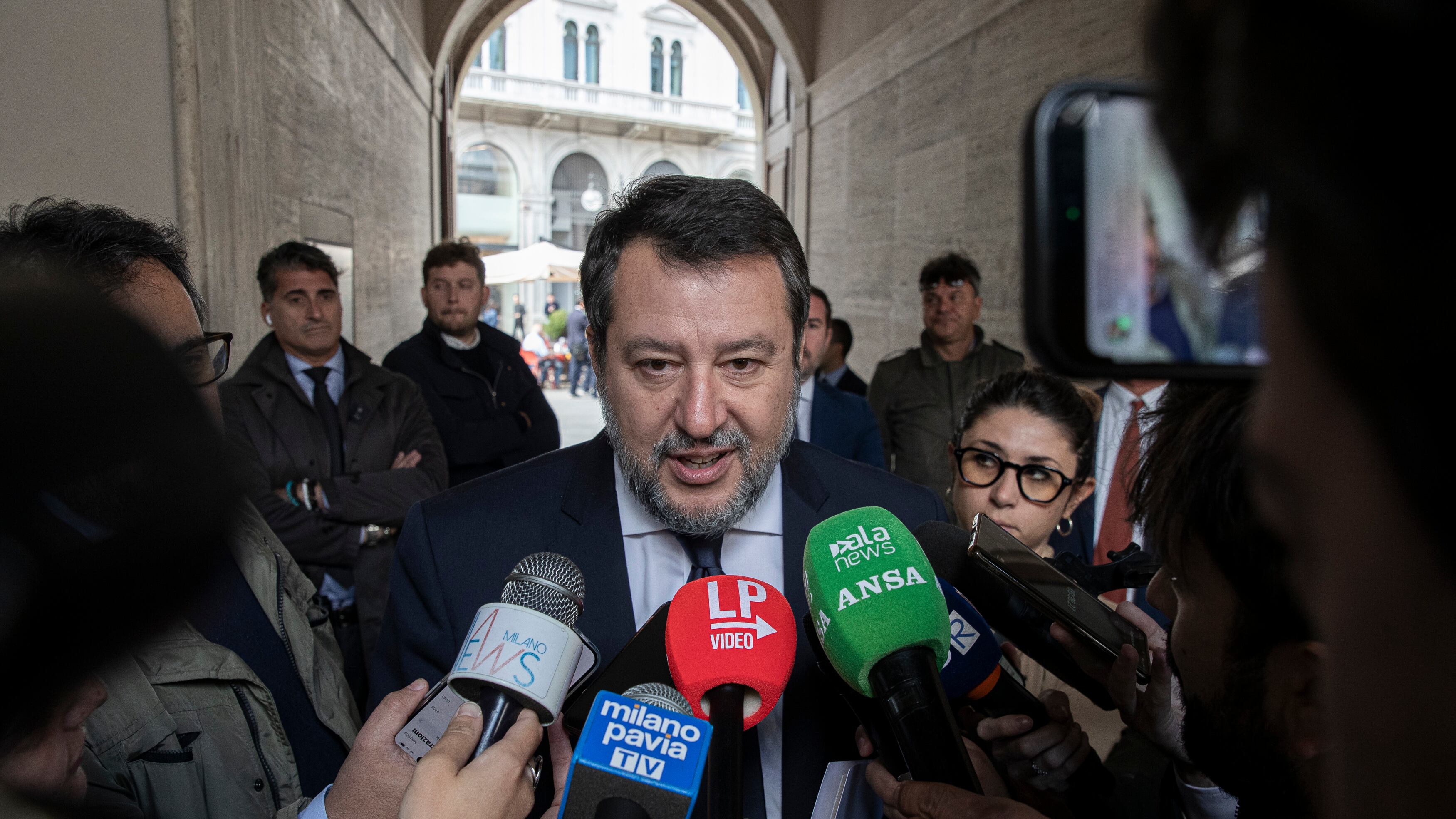 Migranti, Salvini: "Alcuni pm fanno il male dell'Italia. Si tolgano la toga"