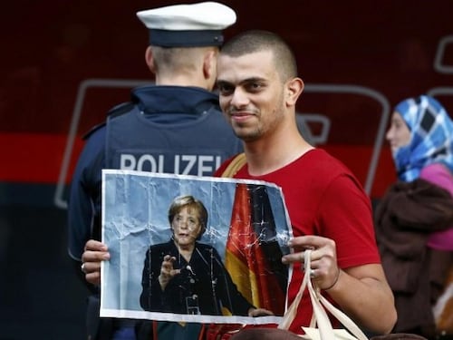 Migranti, la trovata di Merkel: "Lavorate per un euro all'ora"