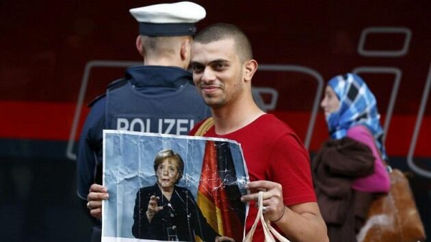 Migranti, la trovata di Merkel: "Lavorate per un euro all'ora"