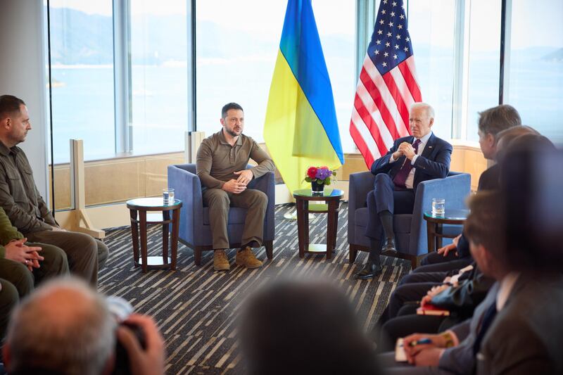 "F16 e pace a luglio". il G7 è con Zelensky. L'ira del Cremlino. "Basta propaganda"