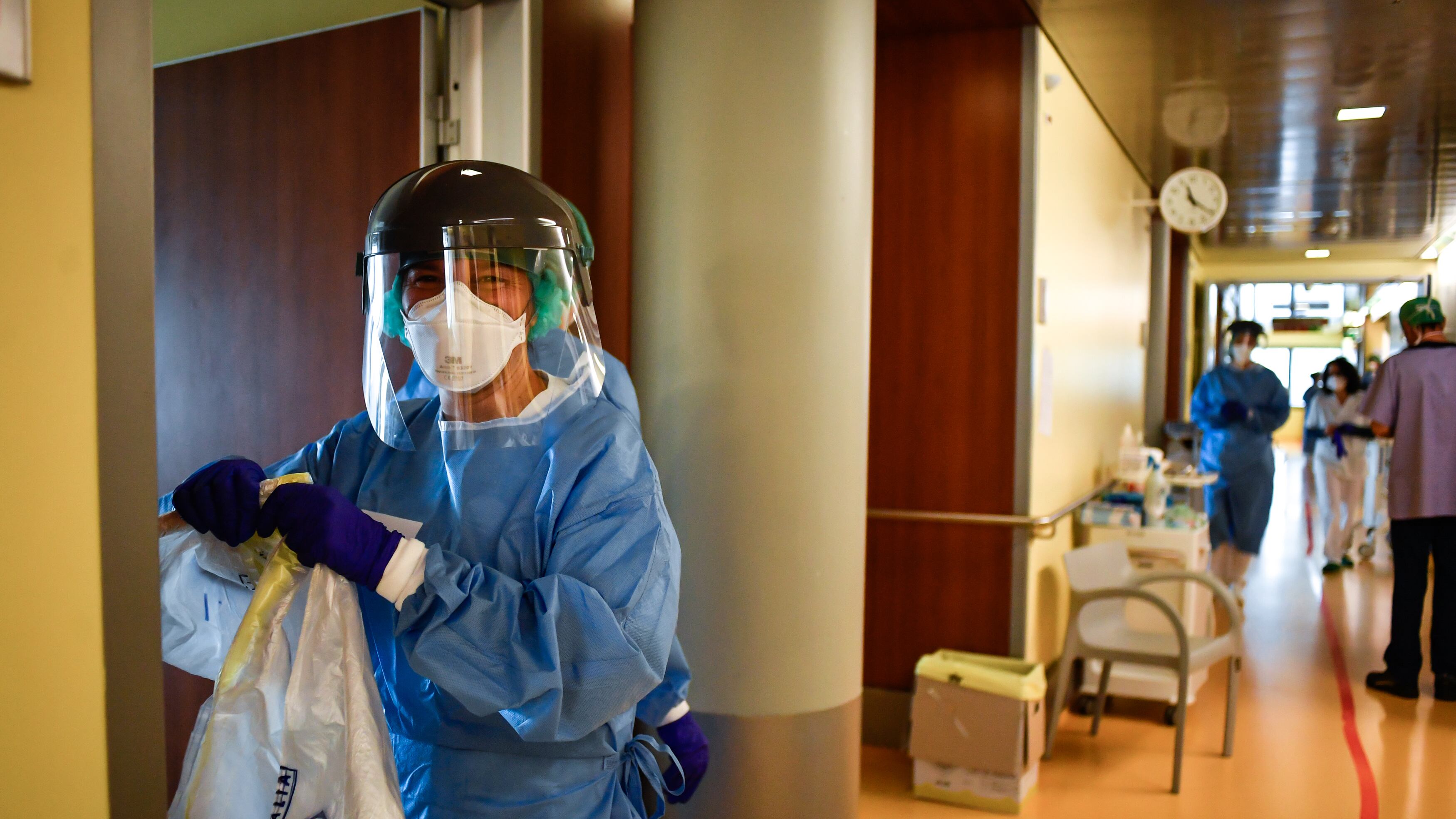 Coronavirus, in calo i nuovi contagi. 99 i morti in un giorno