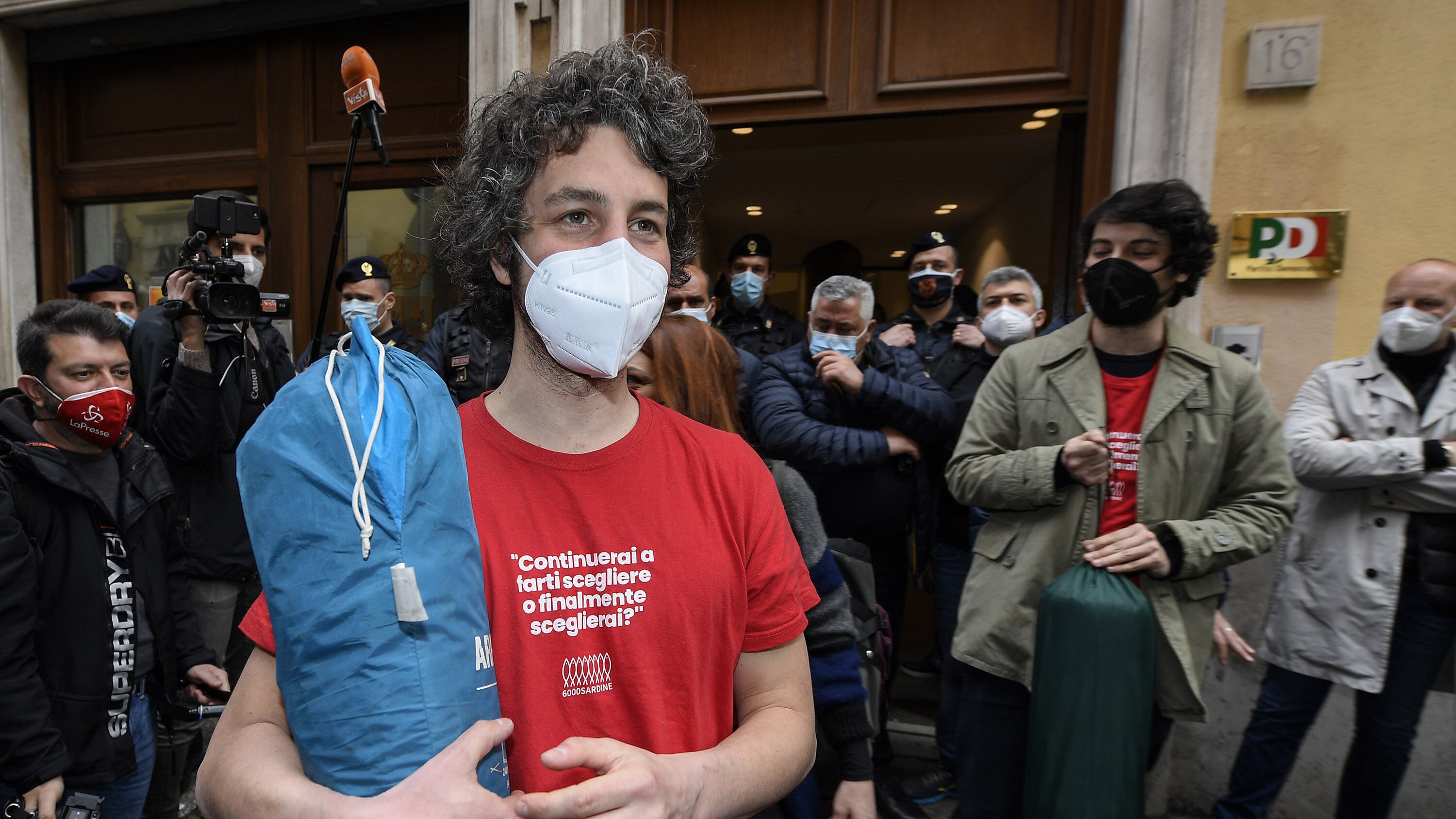"Mamma, mi faccio le canne". Santori, l'erba e la bufera sul web