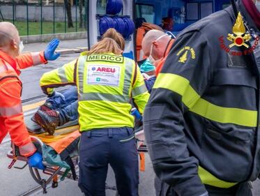 Milano, nordafricano scappa dalla polizia e si butta nel Naviglio in secca 1