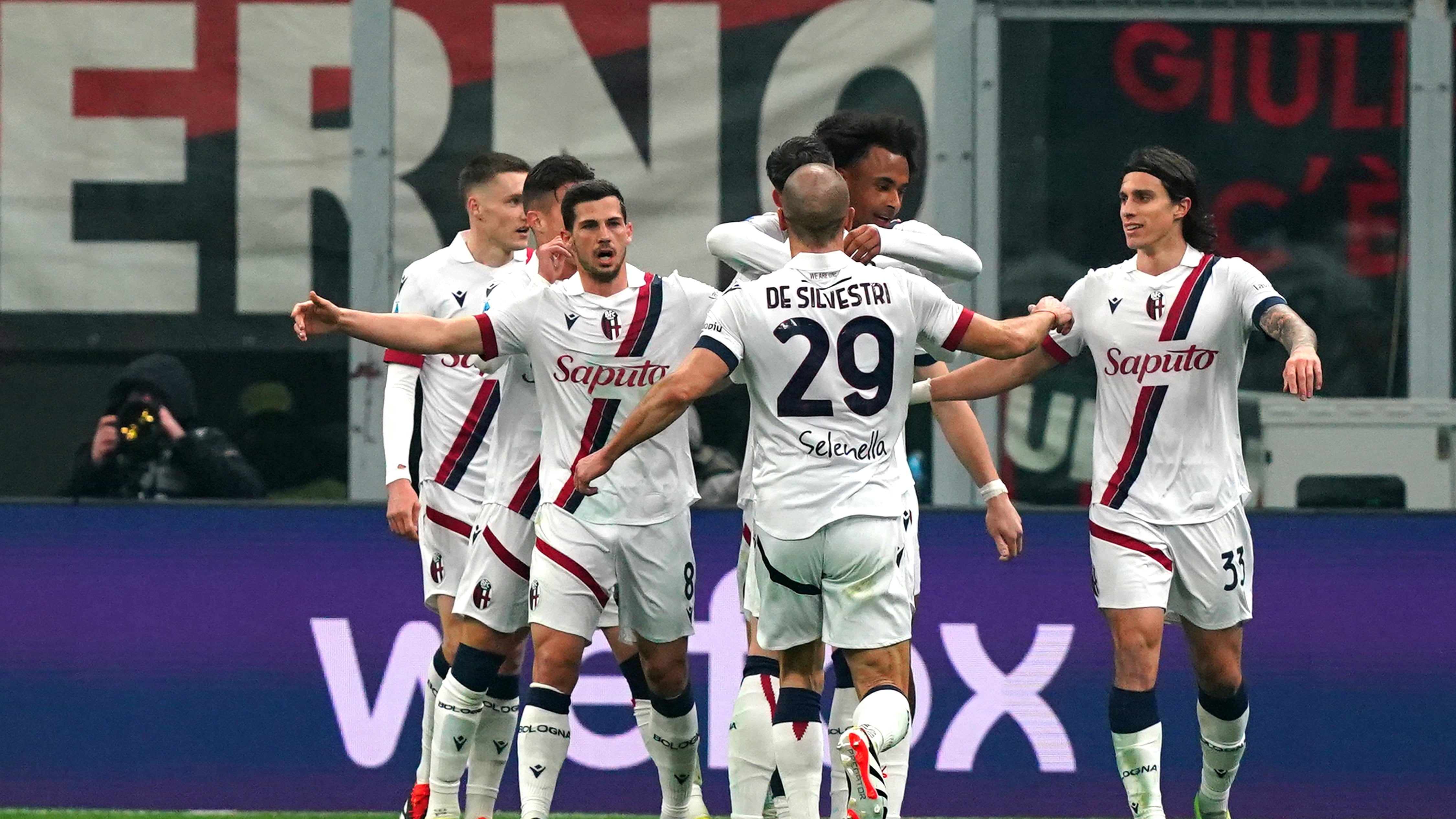 Un Milan sprecone (sbaglia due rigori) punito nel recupero dal Bologna