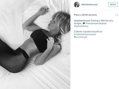 Alessia Marcuzzi sensuale in top e collant nero