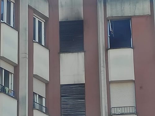 La moschea, il muezzin, i rifiuti: un altro rogo nel palazzo occupato di Milano