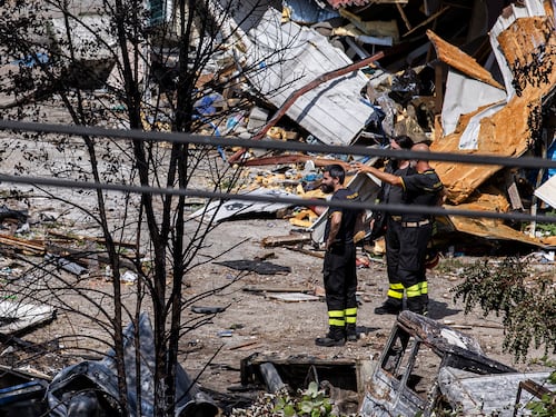 Incendio all'ex campo rom. Una nube nera sulla città