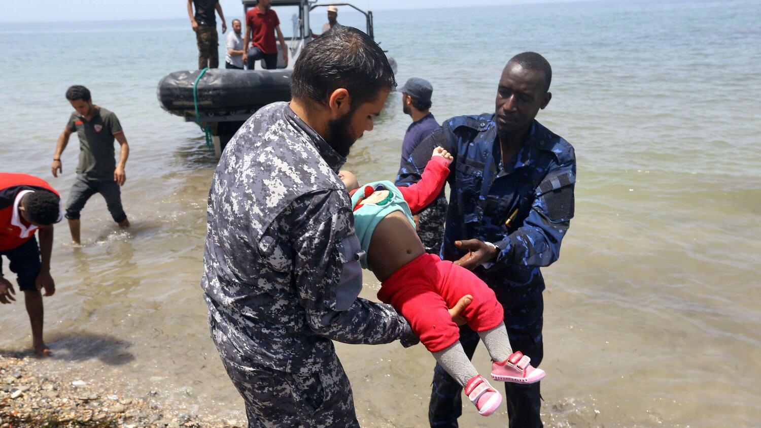 Naufragio al largo della Libia: "100 morti". Molti sono bimbi
