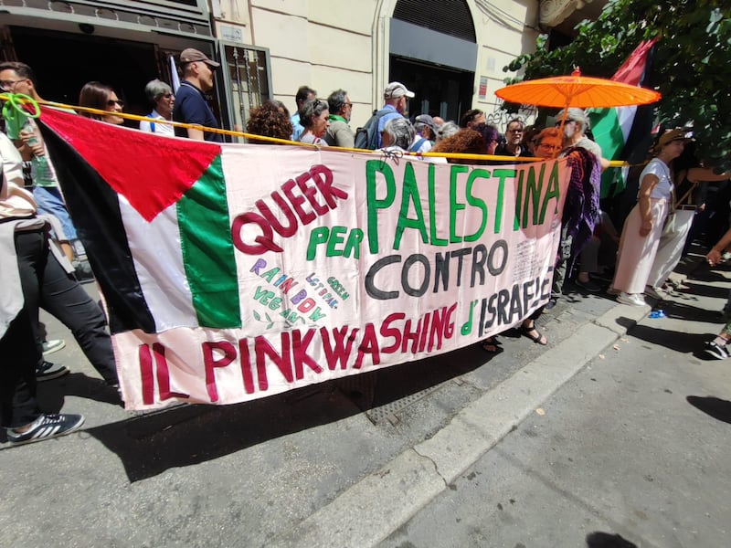 Gli slogan in piazza. Contestato pure il Pd 1