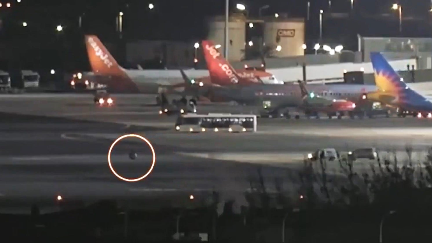 Carrello di manutenzione perde una ruota in pista: paura all’aeroporto di Lanzarote