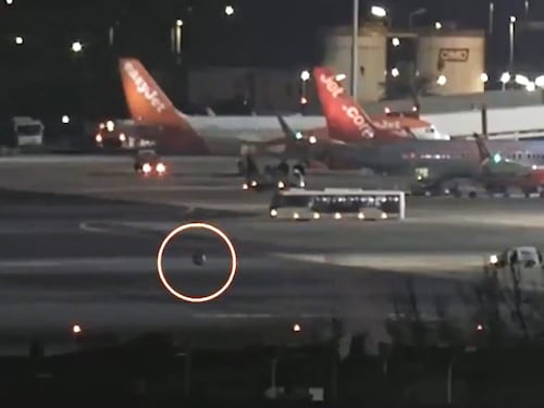 Carrello di manutenzione perde una ruota in pista: paura all’aeroporto di Lanzarote