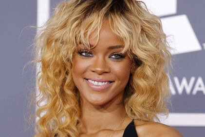 Rihanna, il seno esplode su Instagram. Ma è il profilo di un'amica 9