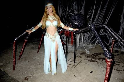 Paris Hilton come Cleopatra per beneficenza 12