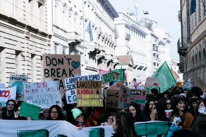Ambientalisti di Fridays for Future attraversano Milano in corteo 5