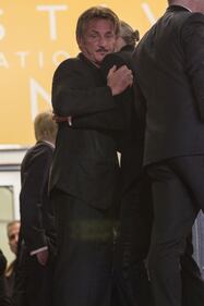 Neanche uno sguardo tra Charlize Theron e Sean Penn, poi quel saluto affettuoso 3