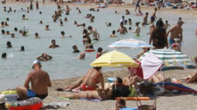 Spiagge, 400 euro al giorno per ombrelloni e lettini