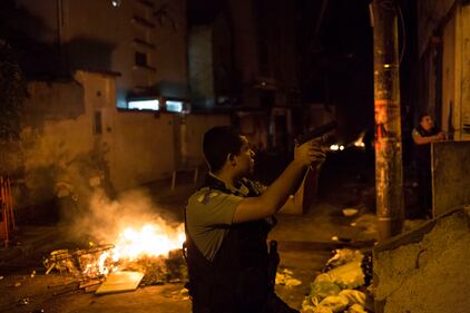 Rio, la polizia uccide un balleri: la favela brucia 13