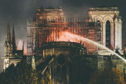 Notre Dame in fiamme: le foto del salvataggio 5