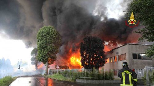 Rogo in un'azienda di vernici: vigili al lavoro 7