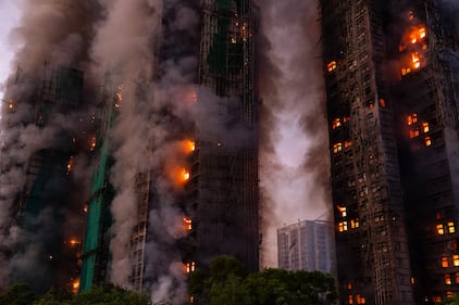 Vasto incendio a Hong Kong: le immagini del complesso residenziale in fiamme 14