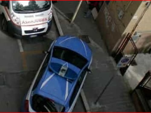 Evaso dai domiciliari scippa la borsa a una donna