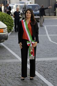 La prima volta con la fascia di Virginia Raggi 1