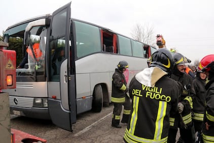 Mantova, scuolabus si ribalta in un fosso: paura per 50 bimbi 6