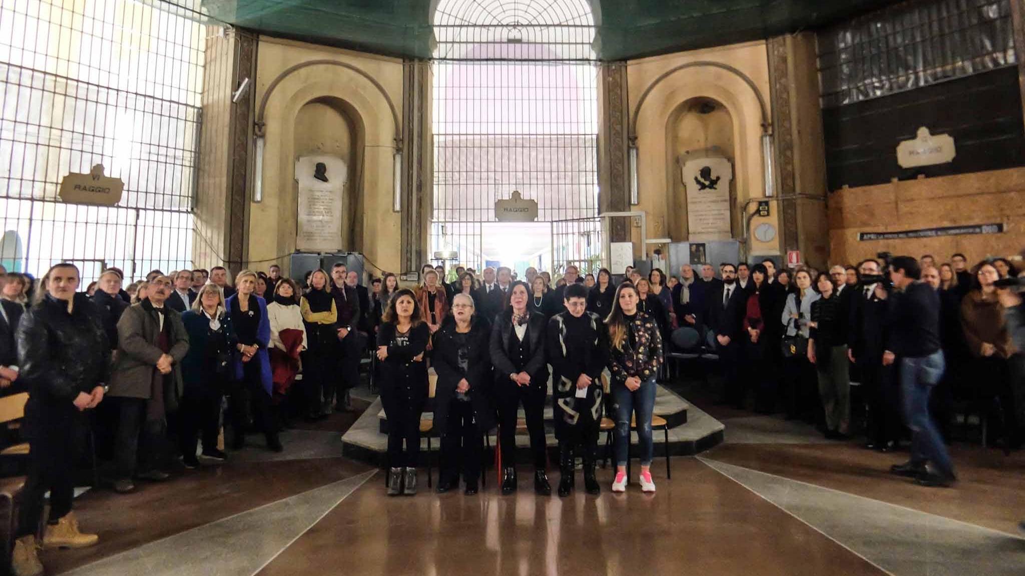 Lo spettacolo tra le sbarre accende San Vittore. L'addio della direttrice
