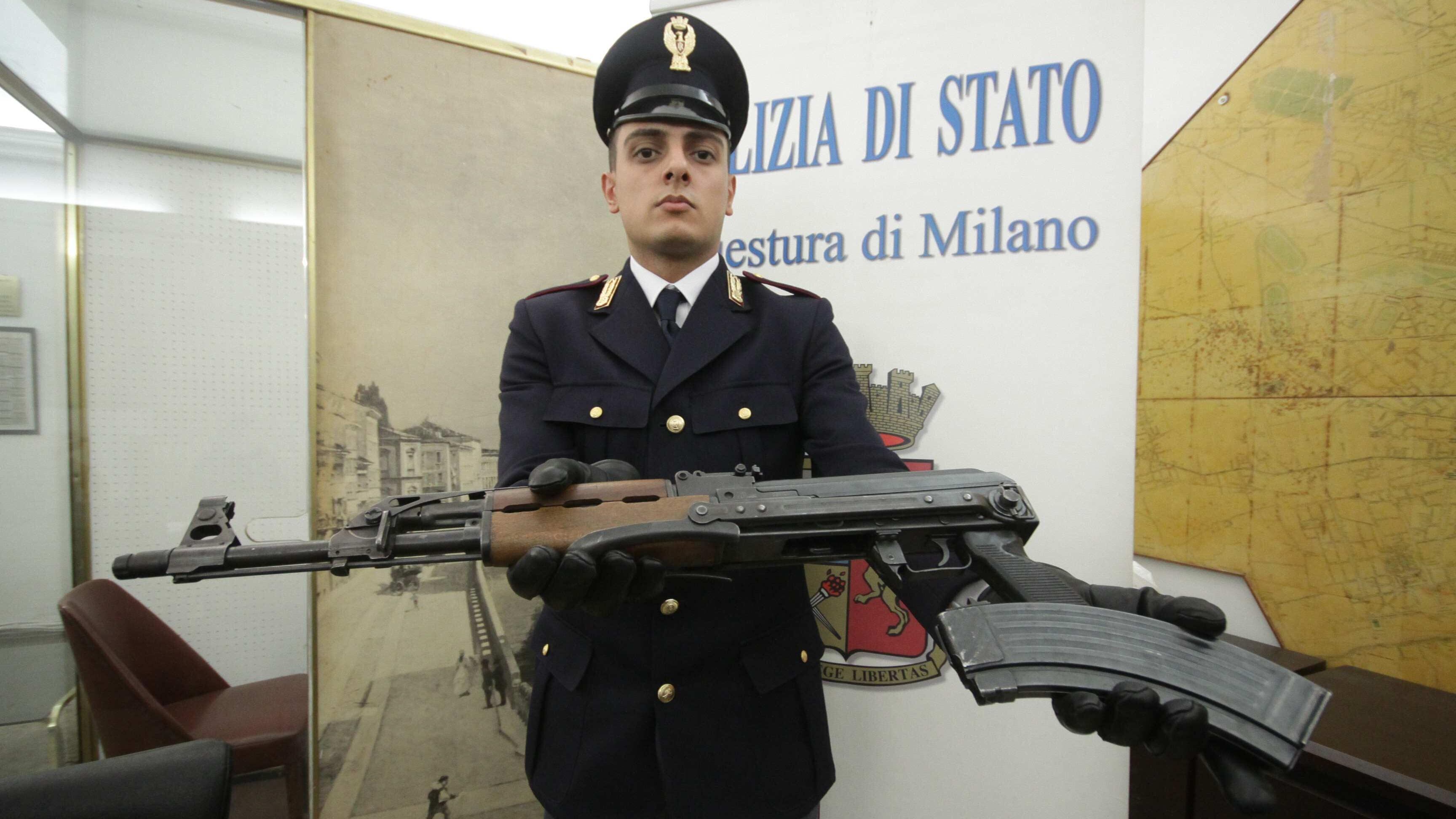 Un arsenale nel campo rom: spuntano anche i kalashnikov