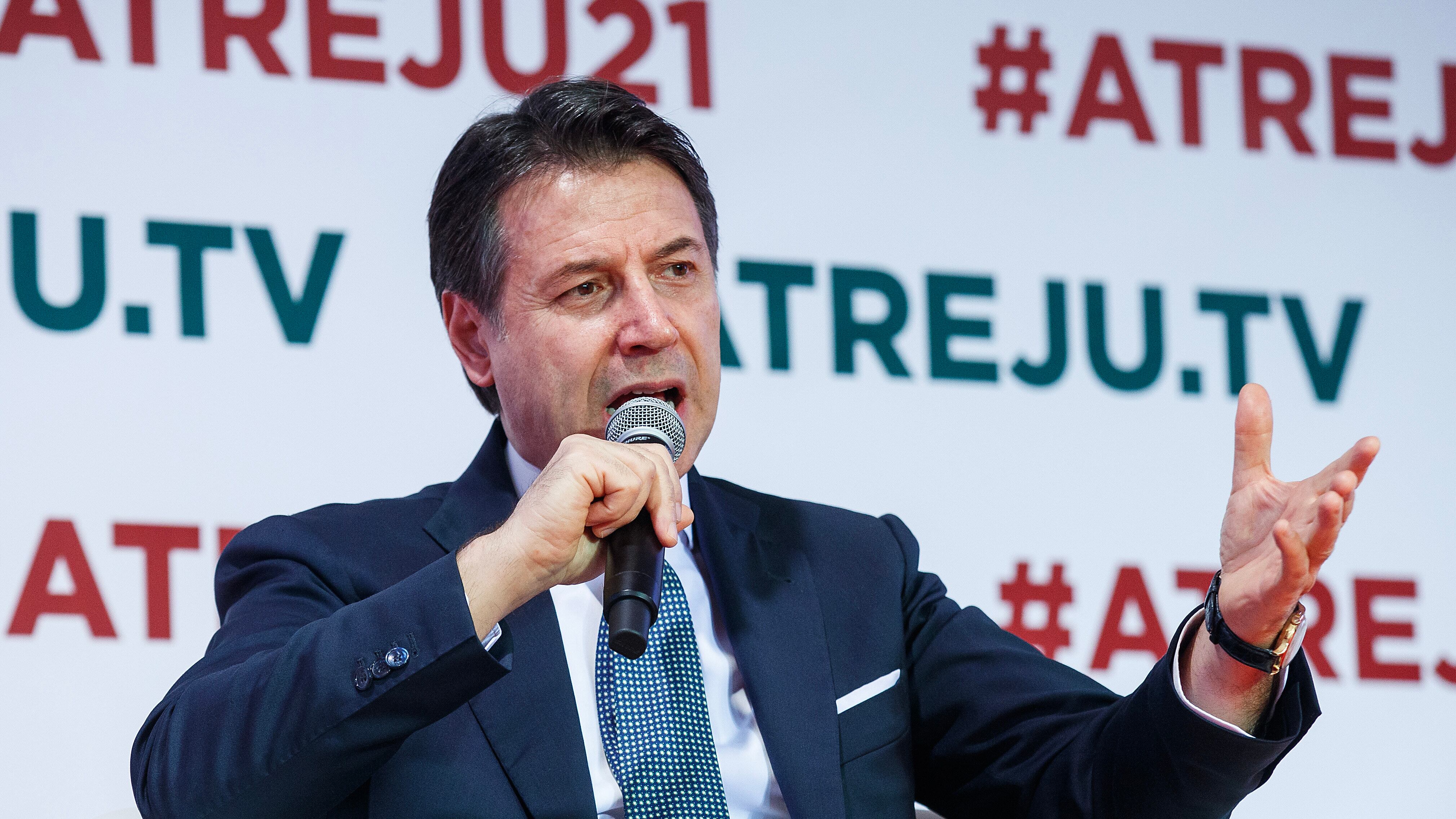 "Ha superato il limite". La fronda M5S silura Conte