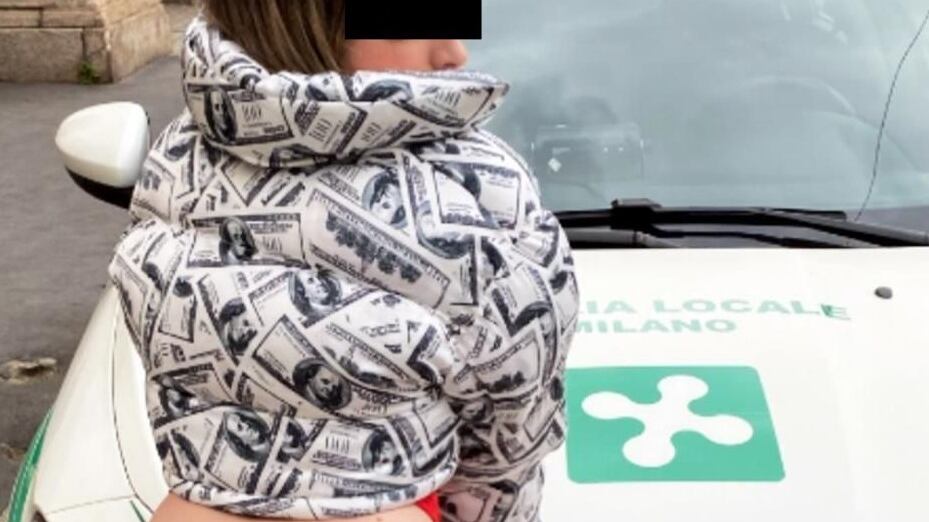 La foto sull'auto della polizia locale che indigna Milano