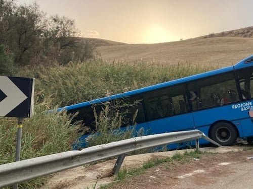 Bus di studenti fuori strada a Matera: 28 feriti tra i passeggeri
