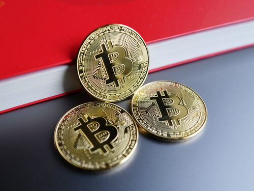 Bitcoin a razzo, tocca i 70mila dollari Blackrock pronto a comprare gli Etf