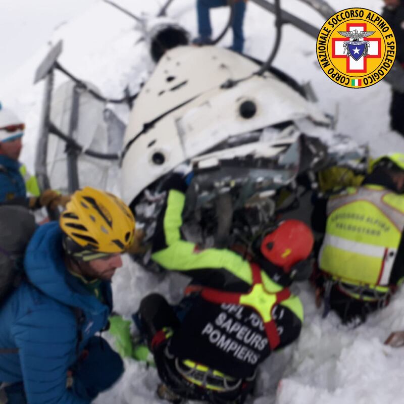 Valle d'Aosta, le foto dei soccorsi dopo lo scontro tra aereo ed elicottero 1