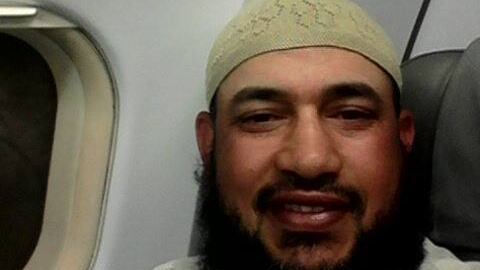 "Jihadista espulso". E lui si fa il selfie in aereo