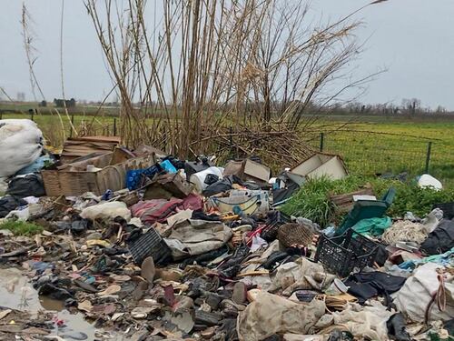 I rifiuti invadono l'entroterra e il mare tra Napoli e Caserta