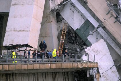 Macerie e macchine schiacciate: le foto 7