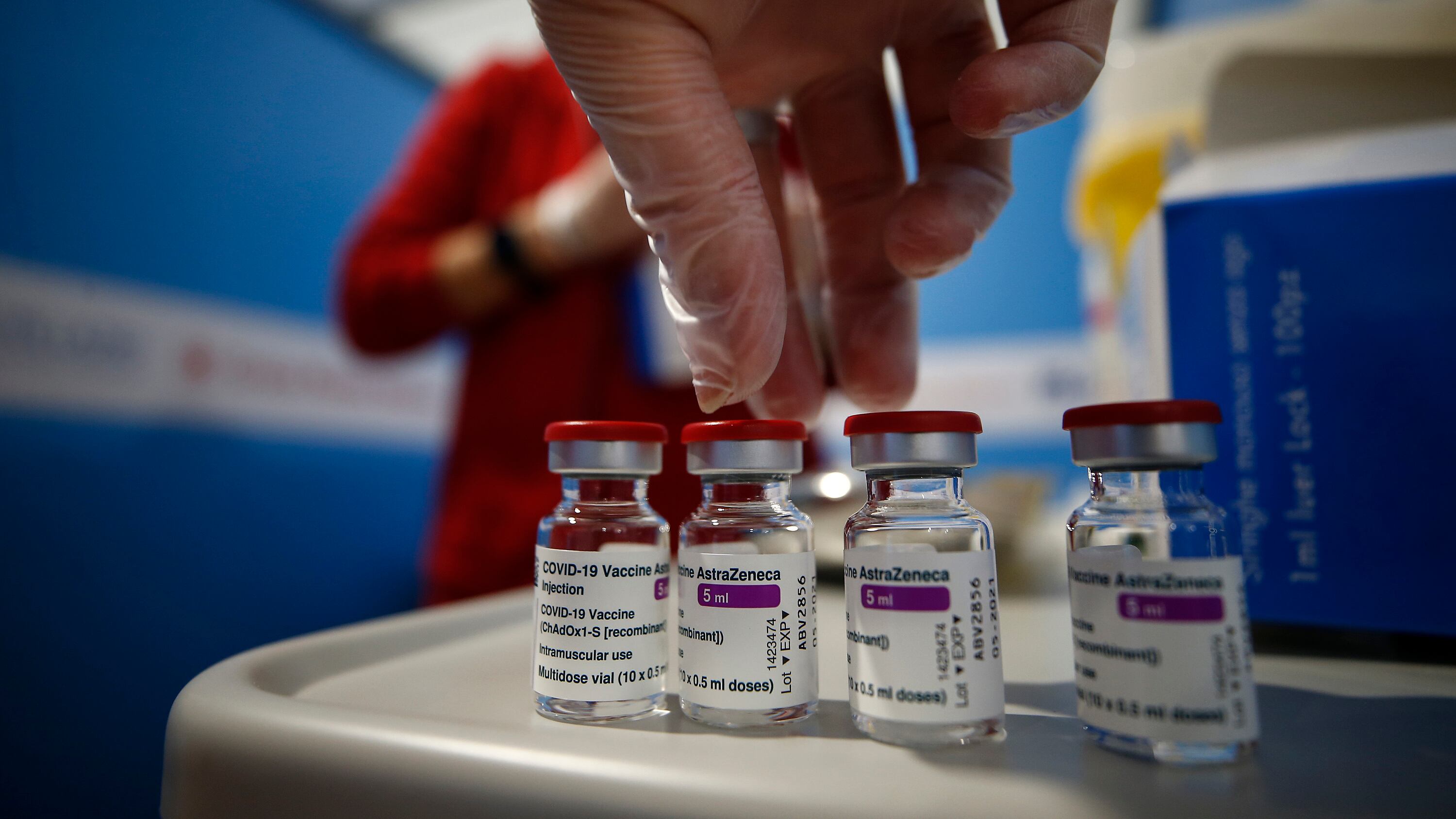 "Ci sono logiche economiche...": i sospetti sulla guerra ai vaccini