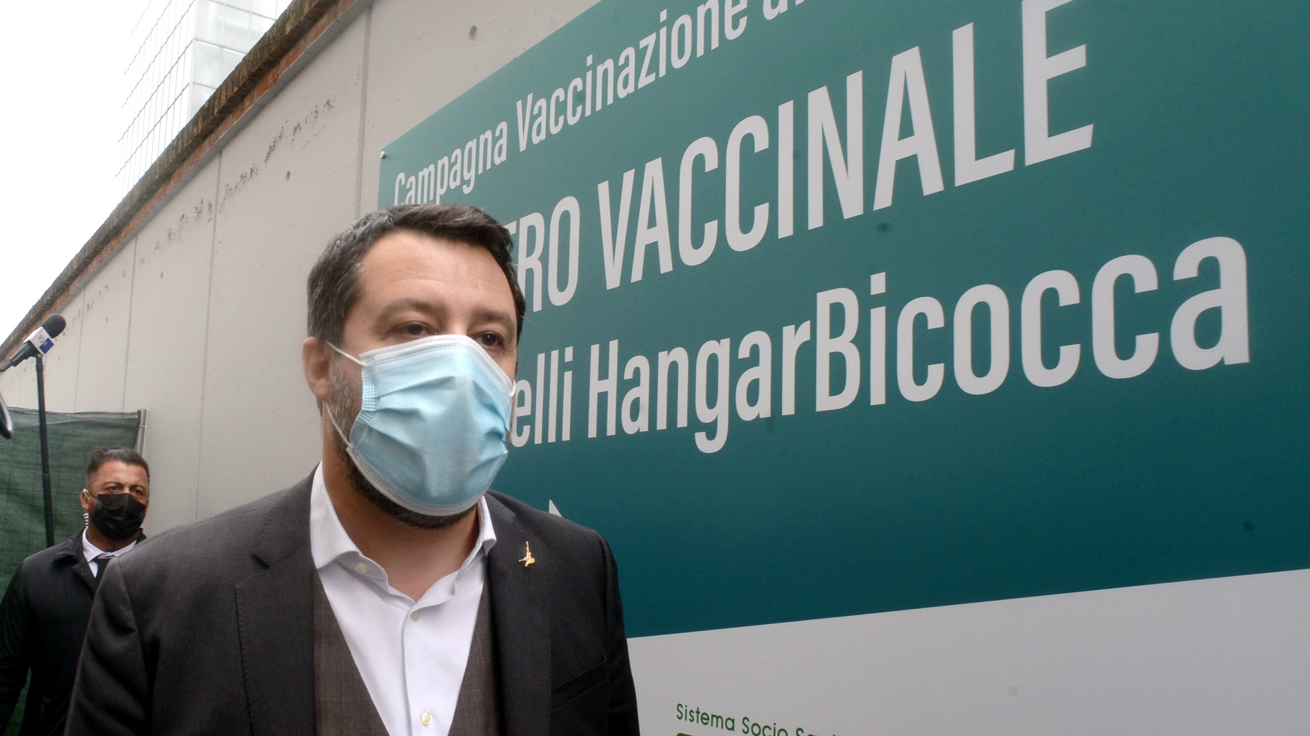 "Se ne fregano", "Firma...": finisce male tra Salvini e Fedez