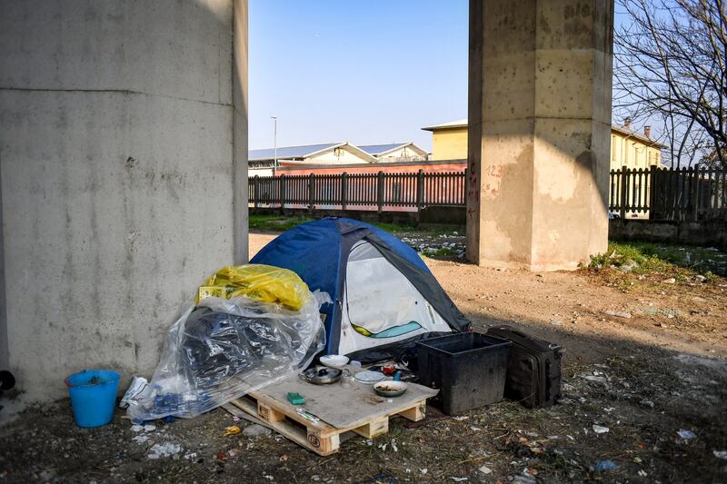 Milano, accampamento migranti sotto cavalcavia Tangenziale Est 2