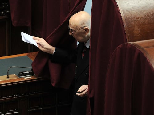 Unioni civili, i gay scrivono a Napolitano: "Ci permetta di poter adottare"