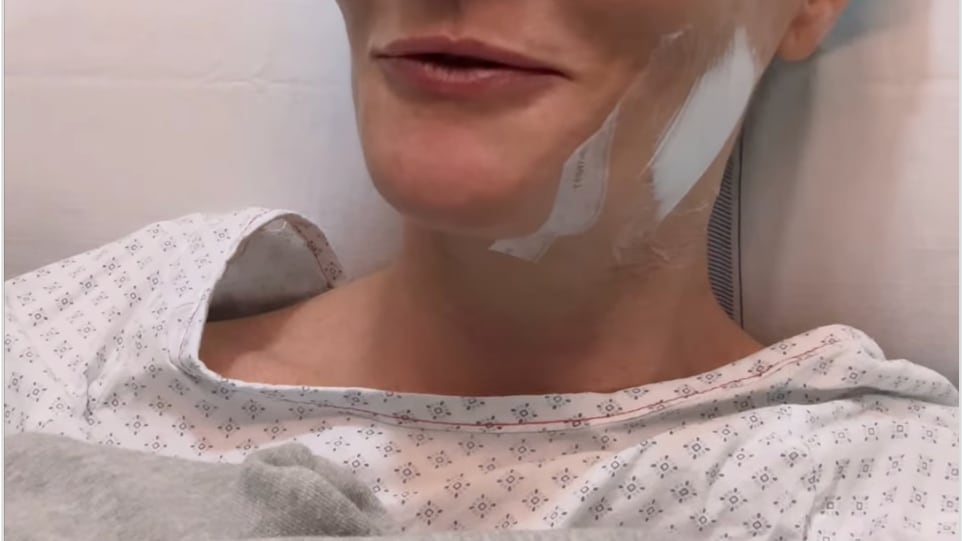 "L'anestesista si chiama Gesù". Victoria Cabello esulta prima di entrare in sala operatoria