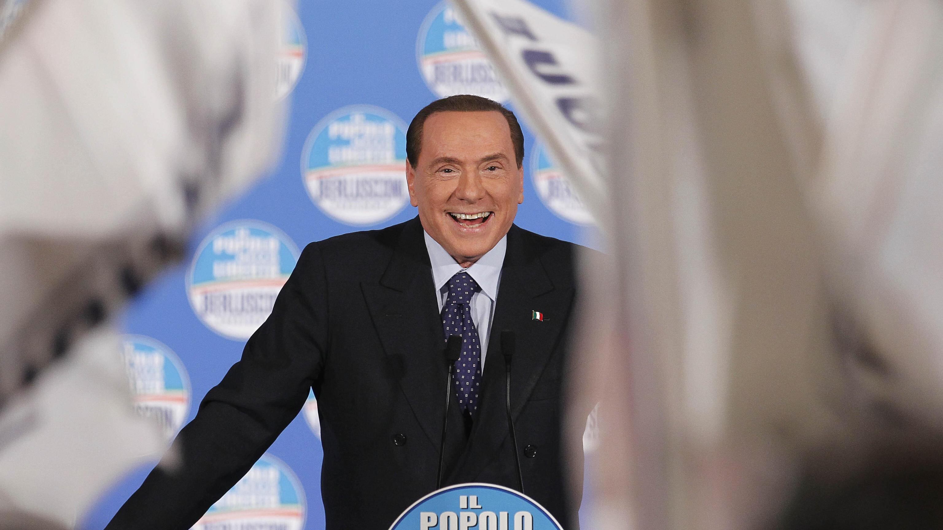 Berlusconi imita Bersani